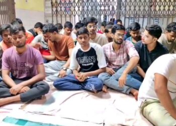 मरीज की मौत के बाद परिजनों ने एसएनएमएमसीएच अस्पताल के आपातकालीन विभाग में जमकर बवाल किया !
