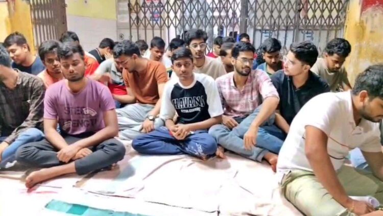 मरीज की मौत के बाद परिजनों ने एसएनएमएमसीएच अस्पताल के आपातकालीन विभाग में जमकर बवाल किया !