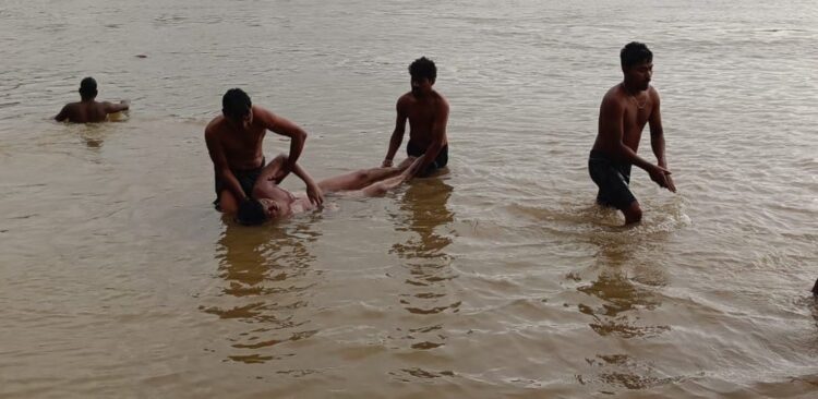 हरिपुर गांव स्थित मयूराक्षी नदी में नहाने गए चार दोस्त डूब गए !