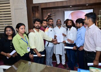 झारखंड के डुमरी विधायक जयराम महतो ने मुख्यमंत्री से मिलकर ज्ञापन सोपा !