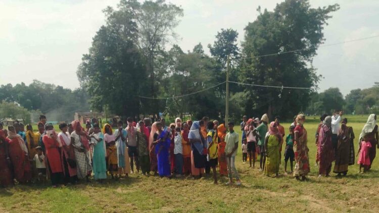 एक युवक ने पहले अपनी पत्नी की हत्या कर दी ,फिर शव को दफना दिया !