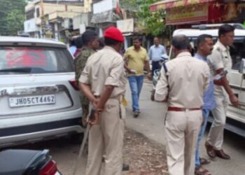 दिनदहाड़े 5 लाख की लूट .