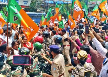 प्रधानमंत्री नरेंद्र मोदी की मां के लिए कहे गए अपशब्द के खिलाफ !