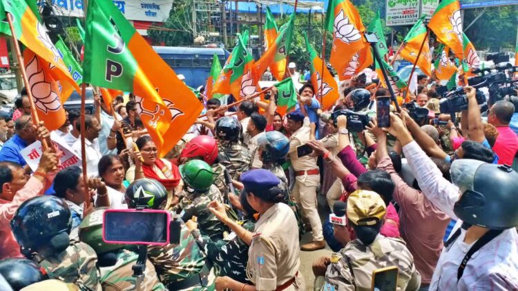 प्रधानमंत्री नरेंद्र मोदी की मां के लिए कहे गए अपशब्द के खिलाफ !