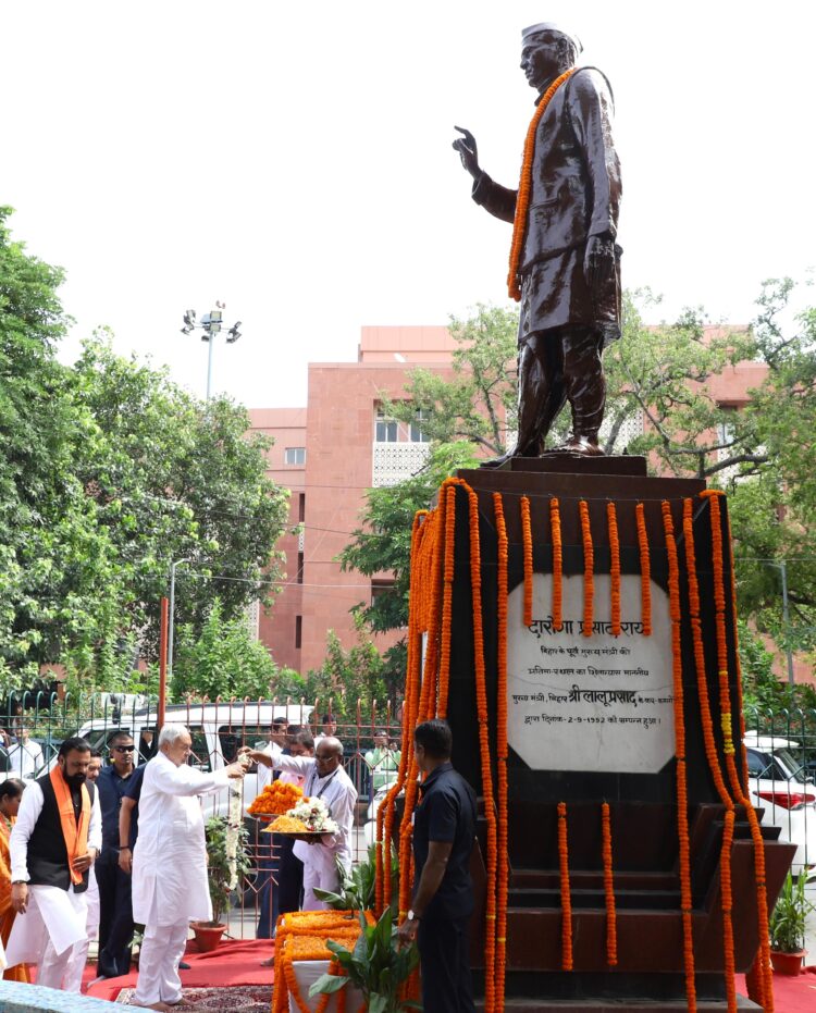 पूर्व मुख्यमंत्री स्व० दारोगा प्रसाद राय की जयंती पर मुख्यमंत्री ने उन्हें नमन किया !