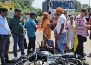 तेज रफ़्तार ट्रक की चपेट में आने से बाइक सवार की मौत !