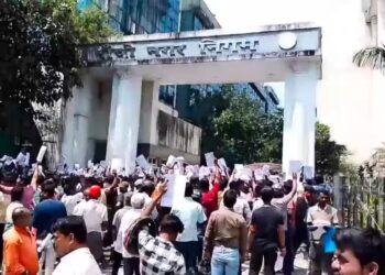 सड़कों के किनारे से ठेला-खोमचा हटाने की कार्रवाई के विरोध !