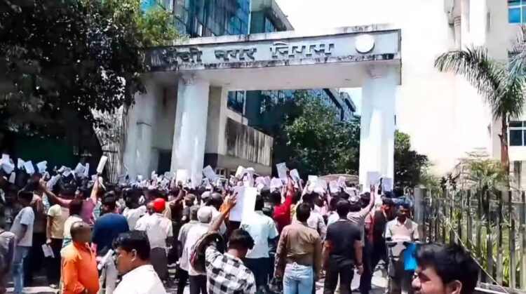 सड़कों के किनारे से ठेला-खोमचा हटाने की कार्रवाई के विरोध !
