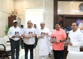 दशरथ चन्द्र दास की पुस्तक “ अंबेडकरवादियों के चार धाम “ का अपने कार्यालय कक्ष में लोकार्पण किया !