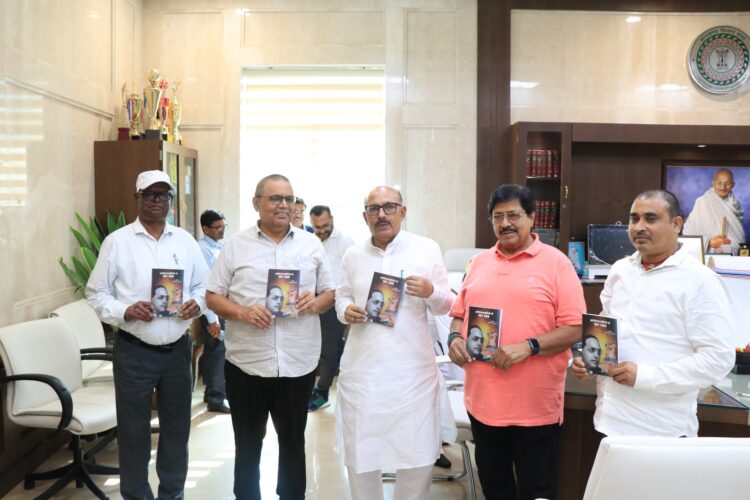 दशरथ चन्द्र दास की पुस्तक “ अंबेडकरवादियों के चार धाम “ का अपने कार्यालय कक्ष में लोकार्पण किया !