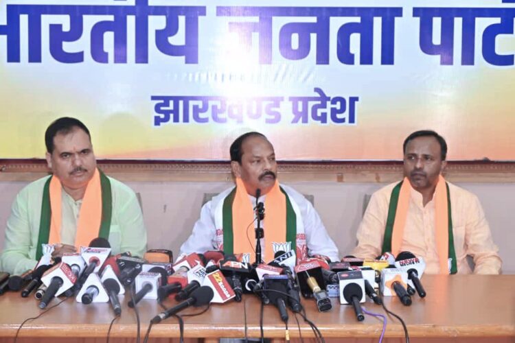 आदिवासी मुख्यमंत्री के रहते झारखंड  का आदिवासी समाज अपने हक और अधिकार से वंचित ….रघुवर दास !