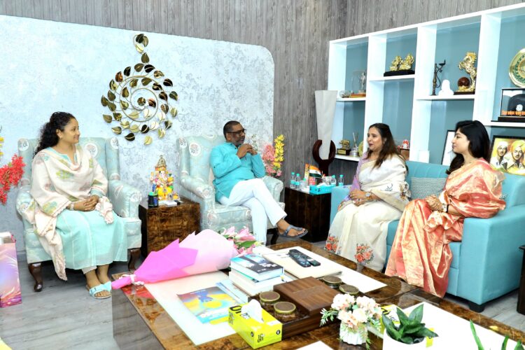 मुख्यमंत्री आवासीय कार्यालय में झारखंड आईएएस ऑफिसर्स वाइव्स एसोसिएशन के प्रतिनिधिमंडल ने  शिष्टाचार मुलाकात  !