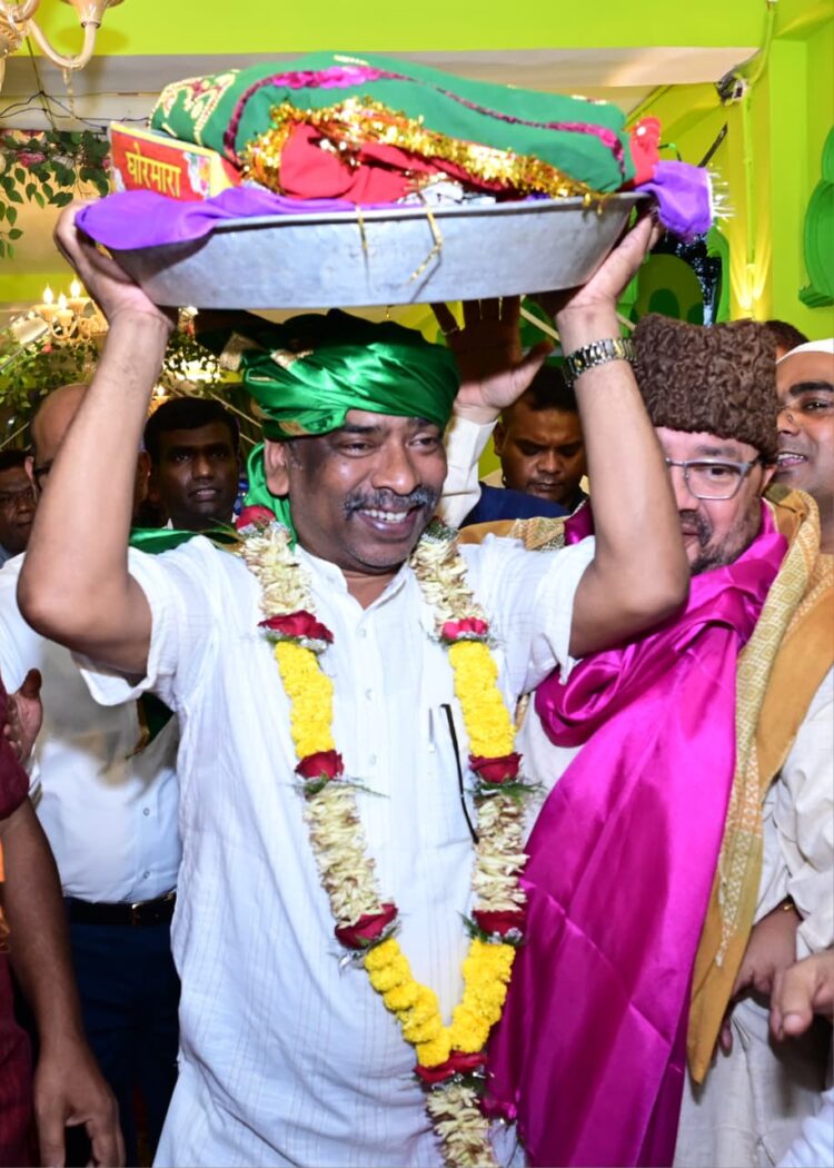 झारखंड के मुख्यमंत्री हेमन्त सोरेन ने हजरत कुतुबुद्दीन रिसालदार शाह बाबा की दरगाह पर की चादरपोशी !
