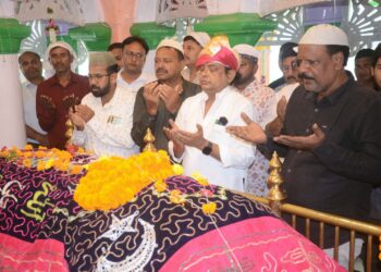 मंत्री इरफ़ान अंसारी ने रिसालदार शाह बाबा के मजार पर की चादरपोशी !