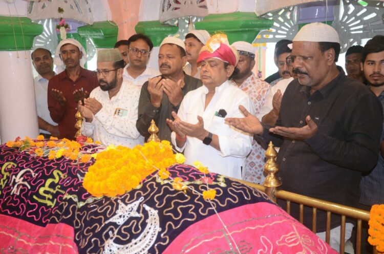 मंत्री इरफ़ान अंसारी ने रिसालदार शाह बाबा के मजार पर की चादरपोशी !