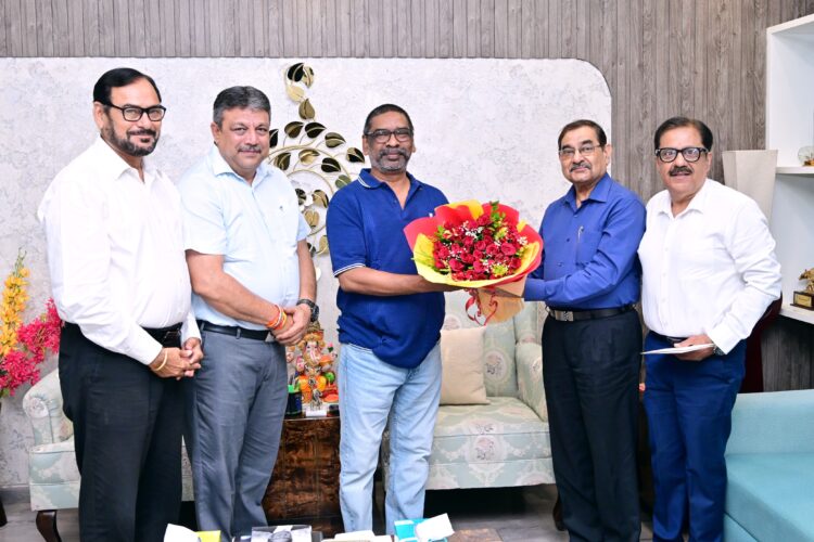विजयादशमी उत्सव  में मुख्यमंत्री  हेमन्त सोरेन को सपरिवार  मुख्य अतिथि के रूप में किया आमंत्रित !