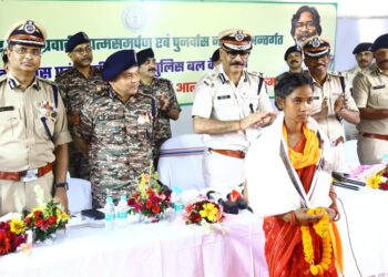 चाईबासा में  जीपी अनुराग गुप्ता के समक्ष10 नक्सलियों ने किया आत्मसमर्प !