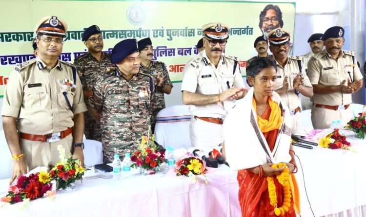 चाईबासा में  जीपी अनुराग गुप्ता के समक्ष10 नक्सलियों ने किया आत्मसमर्प !
