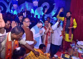 राज्यपाल  संतोष कुमार गंगवार ने दुर्गा पूजा पंडाल का उद्घाटन किया  !