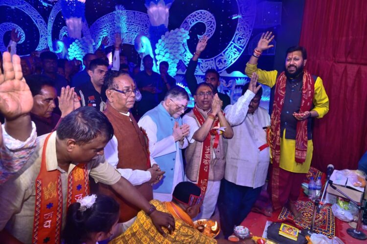 राज्यपाल  संतोष कुमार गंगवार ने दुर्गा पूजा पंडाल का उद्घाटन किया  !
