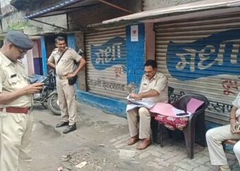 वासेपुर में प्रिंस खान के गुर्गे अदनान उर्फ अंडा के घर पुलिस की कुर्की-जब्ती !