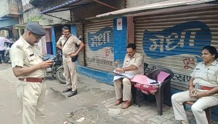वासेपुर में प्रिंस खान के गुर्गे अदनान उर्फ अंडा के घर पुलिस की कुर्की-जब्ती !
