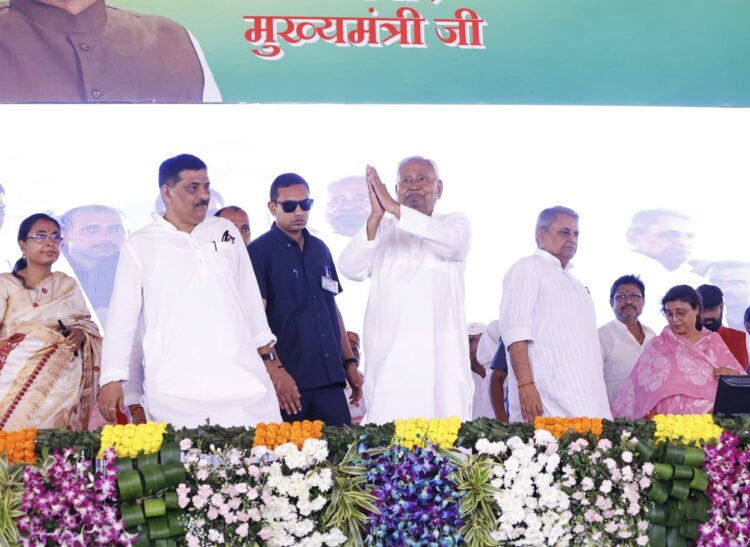 मुख्यमंत्री मधुबनी में एन०डी०ए० कार्यकर्ताओं के साथ आयोजित संवाद कार्यक्रम में शामिल हुए !