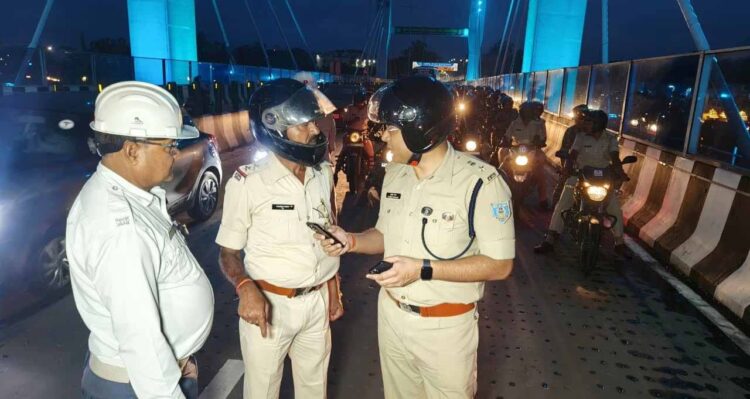 दुर्गा पूजा के अवसर पर पुलिस अलर्ट मोड में है !