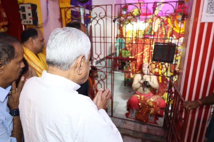बिहार के सीएम राज्य की सुख, शांति एवं समृद्धि के लिए मॉ भगवती  से पूजा अर्चना की !
