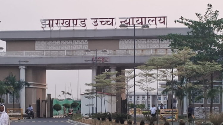 लोहरदगा में एक ही परिवार के तीन लोगों की हत्या का मामला !