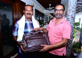 झारखंड सीएम ने विशेष शाखा हवलदार दिलीप तिर्की को उनकी सेवानिवृत्ति पर किया सम्मानित !