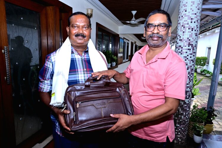 झारखंड सीएम ने विशेष शाखा हवलदार दिलीप तिर्की को उनकी सेवानिवृत्ति पर किया सम्मानित !