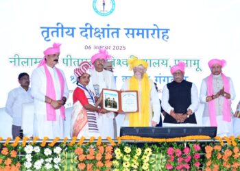 कुलाधिपति  संतोष कुमार गंगवार दीक्षांत समारोह में विद्यार्थियों को शुभकामनाएं दिए !