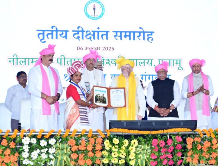 कुलाधिपति  संतोष कुमार गंगवार दीक्षांत समारोह में विद्यार्थियों को शुभकामनाएं दिए !