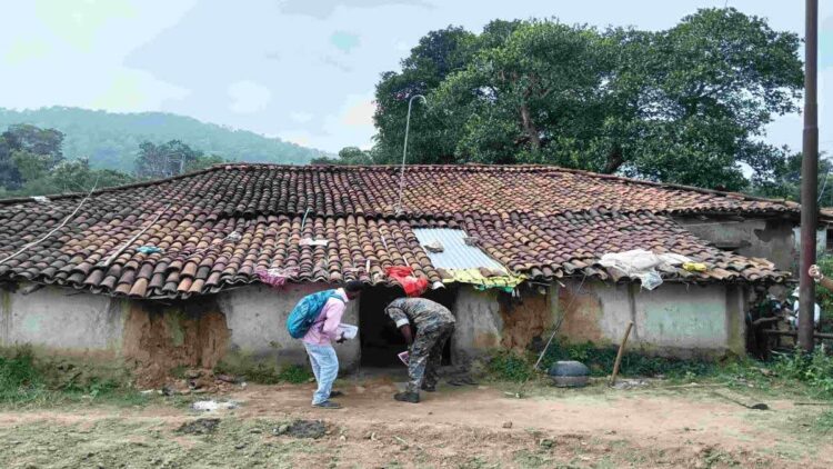 पेशरार थाना क्षेत्र के केकरांग में तीन लोगों की हत्या कर दी गई !