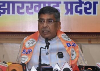 एक युवक अचानक बिजली के ऊंचे पोल पर चढ़ गया, जिससे अफरा-तफरी मच गई !