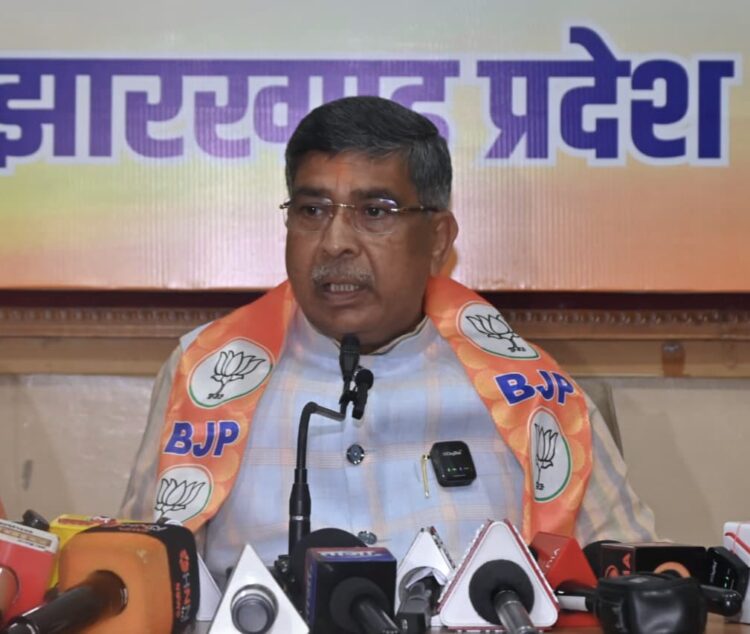 एक युवक अचानक बिजली के ऊंचे पोल पर चढ़ गया, जिससे अफरा-तफरी मच गई !