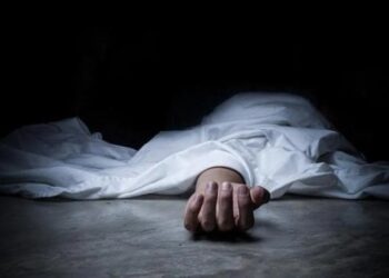 प्रेमी ने नाबालिग गर्लफ्रेंड को कुल्हाडी काट !