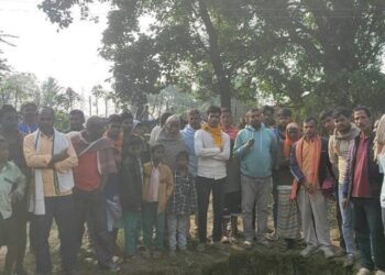 अवैध बालू लोड ट्रैक्टर के अनियंत्रित होने से ऊपर बैठा एक मजदूर चक्के के नीचे गिरा !