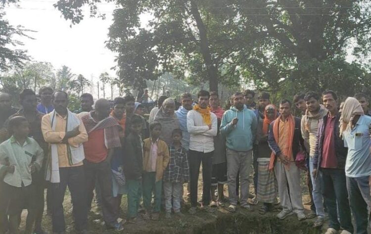 अवैध बालू लोड ट्रैक्टर के अनियंत्रित होने से ऊपर बैठा एक मजदूर चक्के के नीचे गिरा !