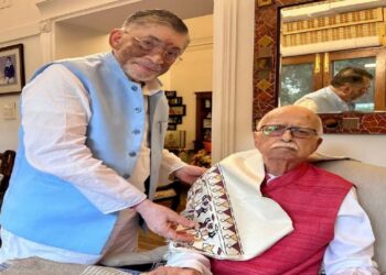 राज्यपाल संतोष गंगवार ने लालकृष्ण आडवाणी से की मुलाकात !
