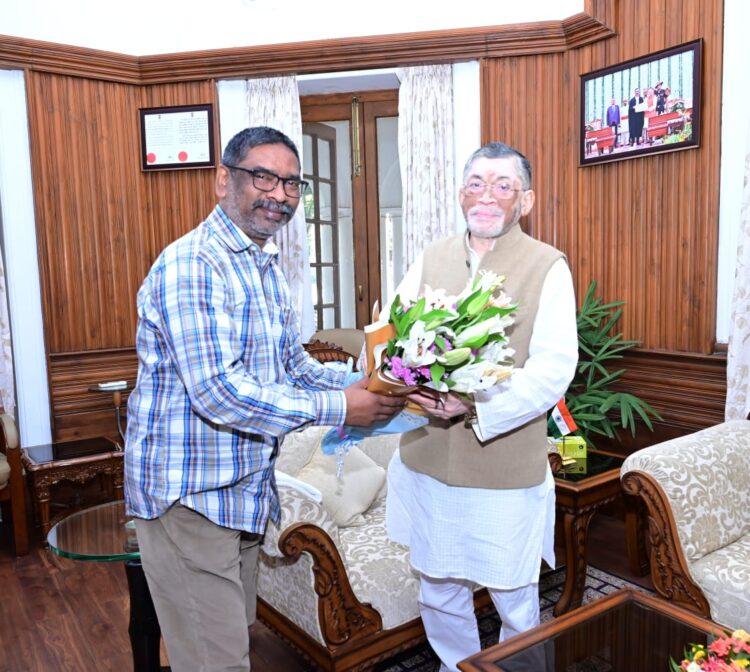 राज्यपाल  संतोष कुमार गंगवार से  मुख्यमंत्री हेमन्त सोरेन ने आज राज भवन में  शिष्टाचार भेंट की !