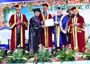 झारखंड राज्यपाल ने 8वें दीक्षांत समारोह में उपाधि प्राप्त करने वाले सभी विद्यार्थियों और शोधार्थियों को बधाई दी !