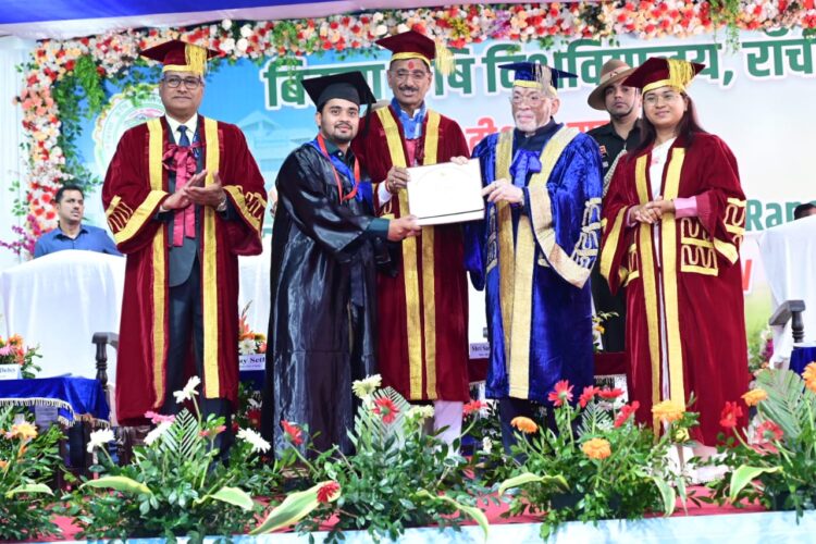 झारखंड राज्यपाल ने 8वें दीक्षांत समारोह में उपाधि प्राप्त करने वाले सभी विद्यार्थियों और शोधार्थियों को बधाई दी !