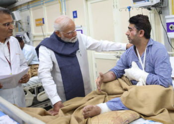 ब्लास्ट के घायलों से LNJP अस्पताल में मिले प्रधानमंत्री नरेंद्र मोदी !
