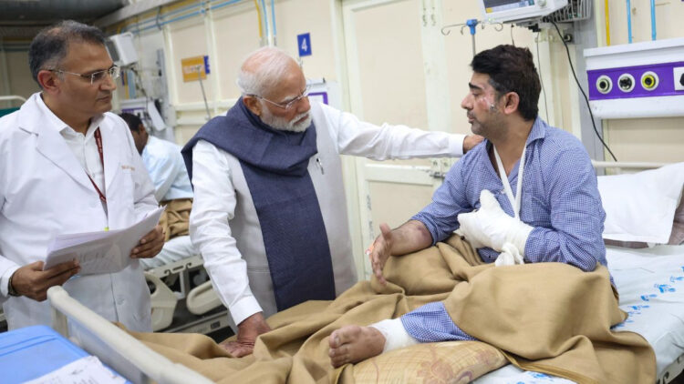 ब्लास्ट के घायलों से LNJP अस्पताल में मिले प्रधानमंत्री नरेंद्र मोदी !