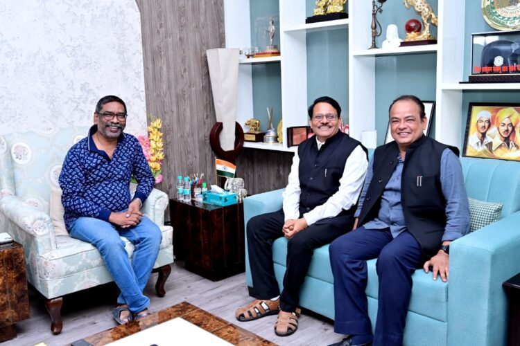 मुख्यमंत्री  हेमन्त सोरेन कांग्रेस प्रभारी के. राजू एवं स्वास्थ्य मंत्री डॉ इरफान अंसारी ने मुलाकात की !