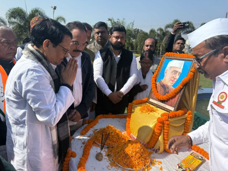 ललगुटवा बैंक्वेट हॉल में पूर्व प्रधानमंत्री पंडित जवाहरलाल नेहरू की जयंती मनाई गई !