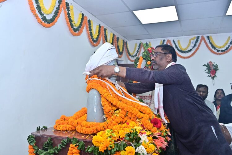 झारखंड पराज्यपाल,  मुख्यमंत्री एवं  केंद्रीय मंत्री ने भगवान बिरसा मुंडा की जन्मस्थली पर पूजा अर्चना की !