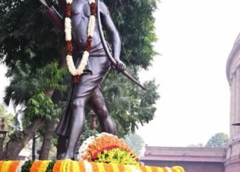 राष्ट्रपति द्रौपदी मुर्मू ने संसद परिसर में भगवान बिरसा मुंडा को दी श्रद्धांजलि !